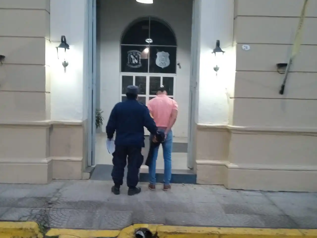 Insólito: lo detuvieron mientras compartía comida con la mujer que lo había denunciado