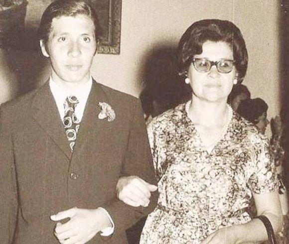 Colocación de la baldosa en memoria de Jorge Papetti