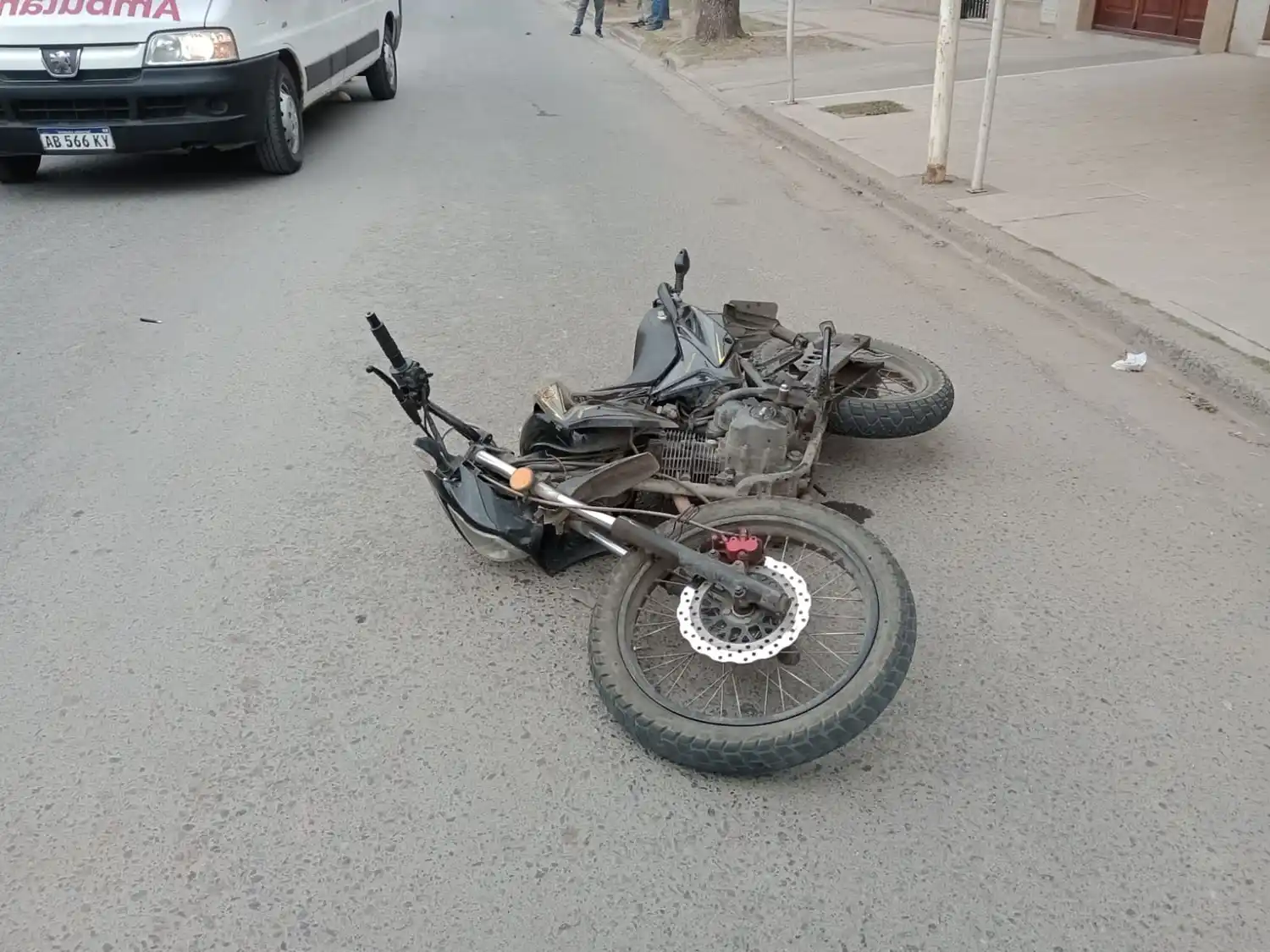 El conductor de la moto, un joven de 20 años, sufrió heridas de consideración.