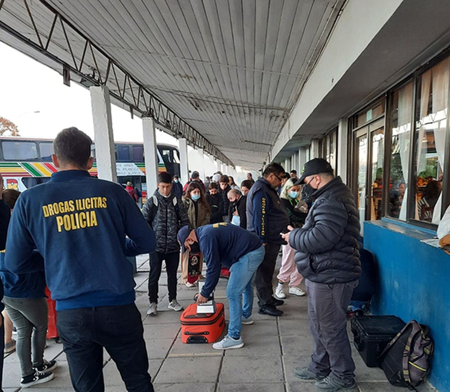 Secuestraron drogas en poder de pasajeros recién llegados