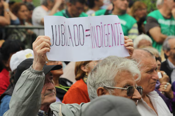 Tensión dentro y fuera del Congreso: el Gobierno busca aprobar acuerdo con el FMI en medio de protestas de jubilados