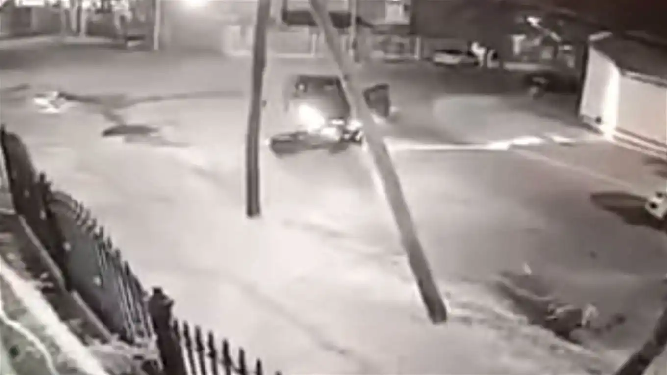 Video: Así asesinaron a balazos a un policía cuando volvía en moto a su casa en Luis Guillón