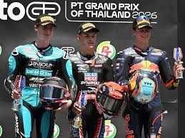 Perrone en el tercer escalón del podio en Tailandia junto a Almansa y Quiles, . Foto: AP