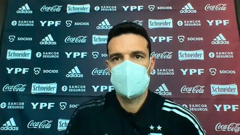 Scaloni admitió que jugar con tres centrales ante Colombia "es una posibilidad"