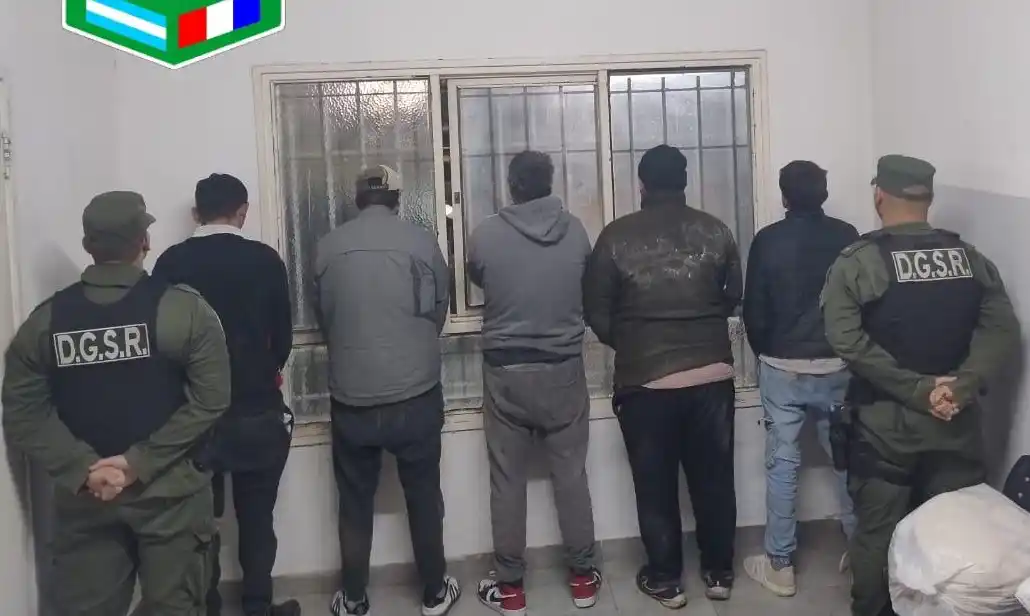 Los cinco detenidos por agentes de la Guardia Rural.