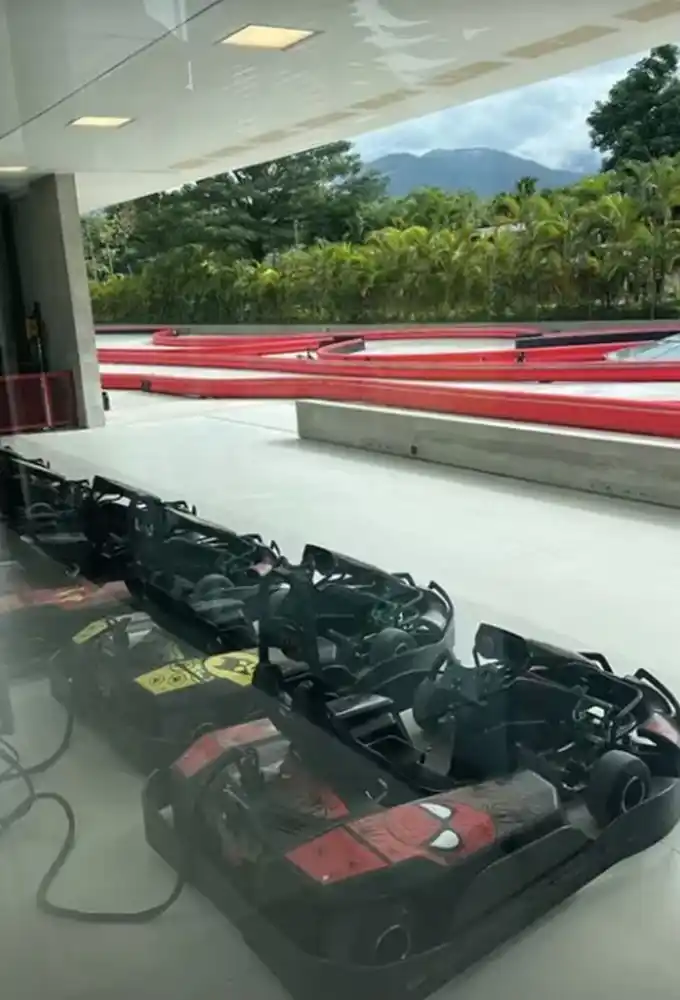 Lujos de Neymar - Interna 4