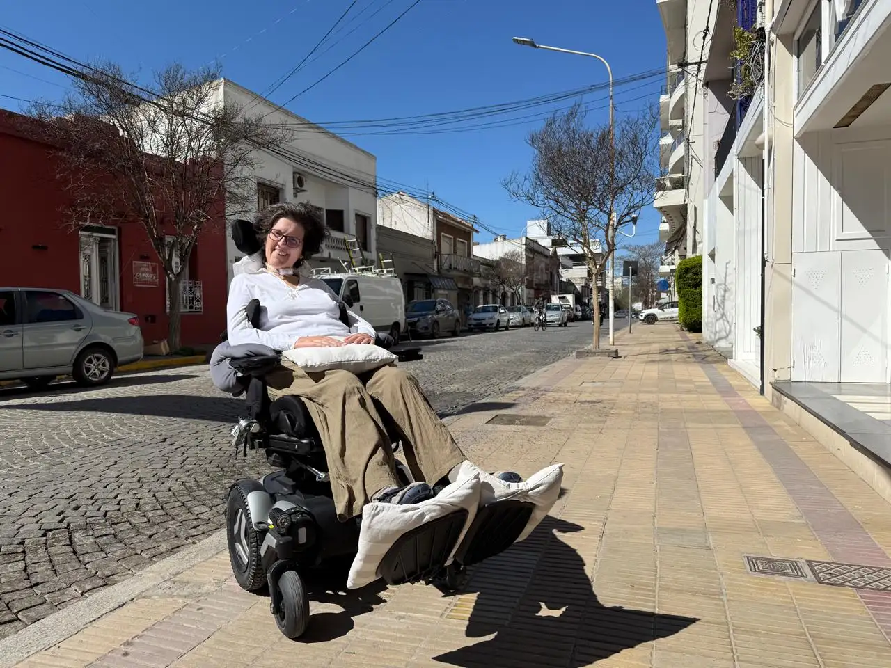 “Salir a la calle es una carrera de obstáculos”, dijo Carolina Girodo sobre la experiencia de trasladarse en silla de ruedas por Tandil.