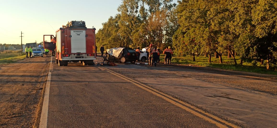 Fallecen tres personas en colisión de automóviles en RN 12