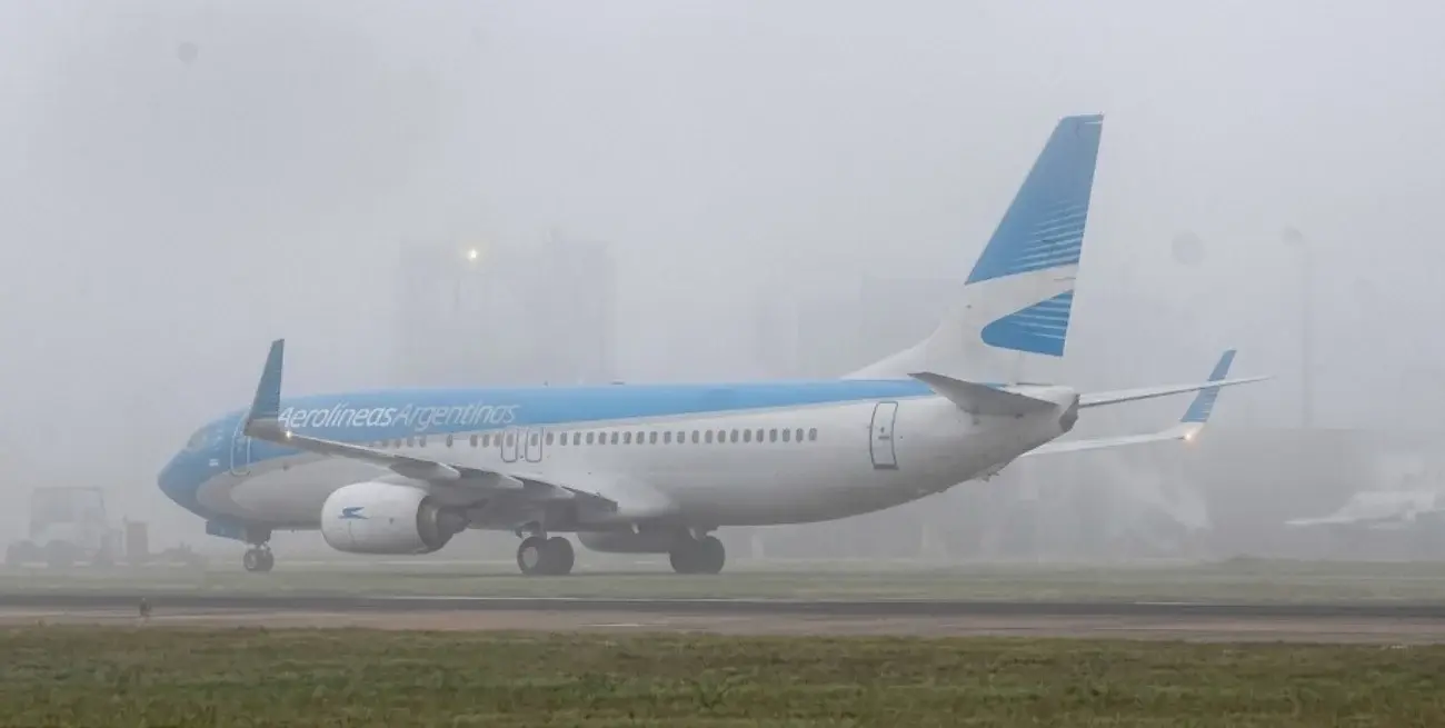 Viajes en pausa: la intensa niebla provocó cancelaciones y demoras de vuelos en Aeroparque y Ezeiza