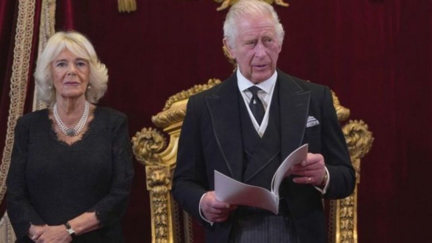 Y NO HAN ENTERRADO A LA REINA ISABEL II: unos 100 empleados del rey Carlos III recibieron avisos de despido