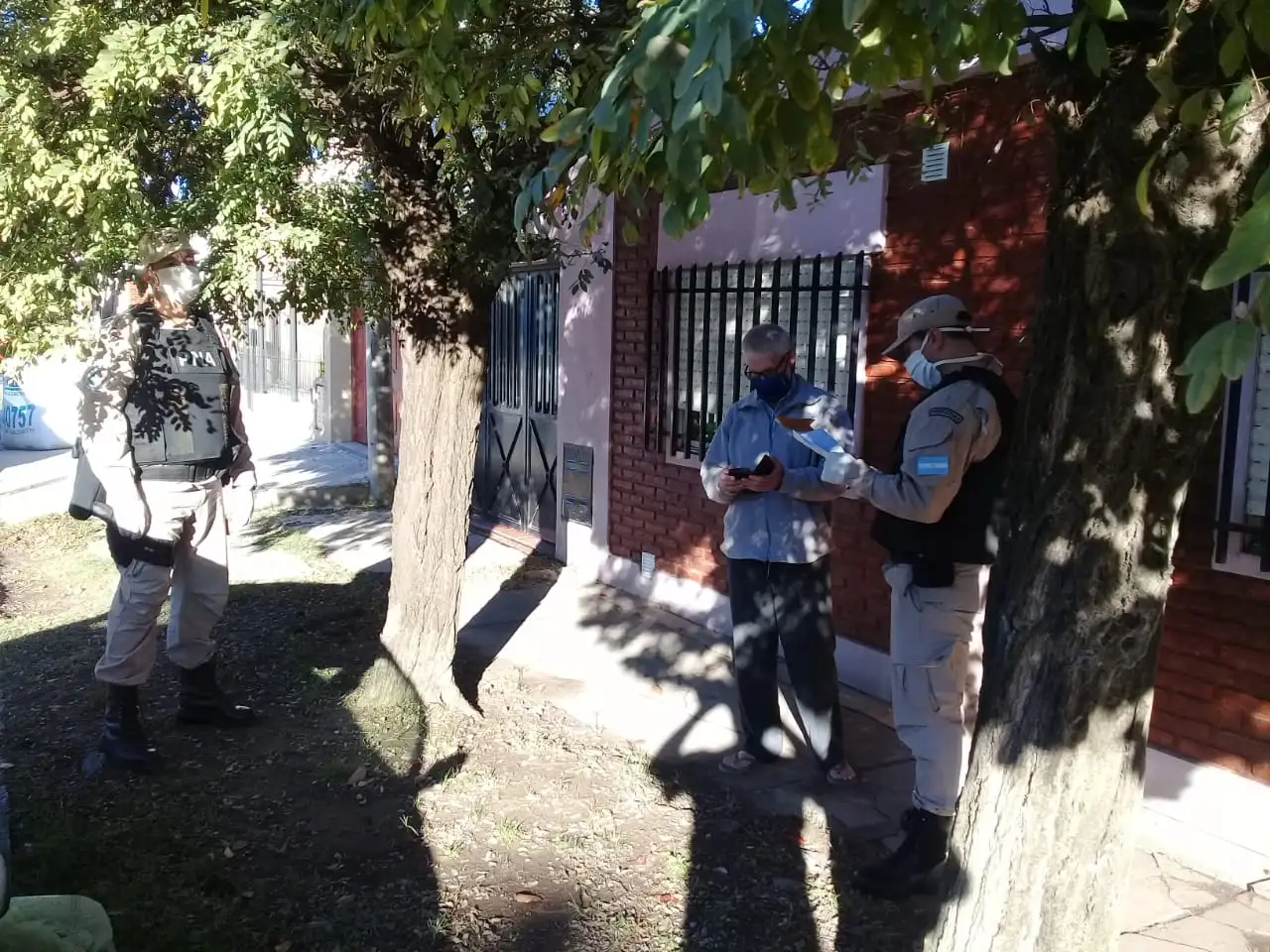 Operativo de Prefectura en la casa del médico que violó la cuarentena y salió a correr