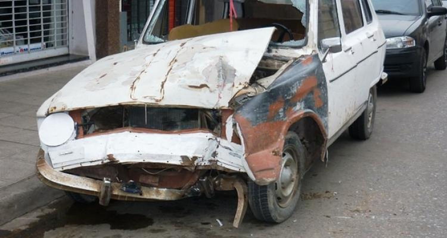 Durante la madrugada un auto chocó contra una columna