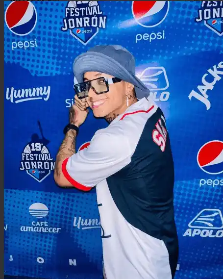 Sixto Rein simuló cómo batearía en el derby del jonrón Pepsi.