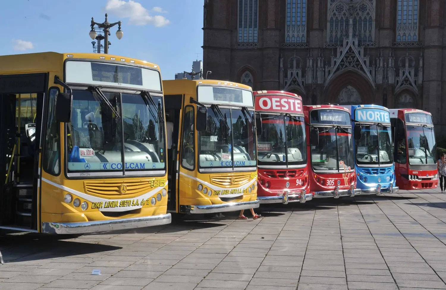 Dictaron la conciliación obligatoria y se levantó el paro de colectivos en el interior del país
