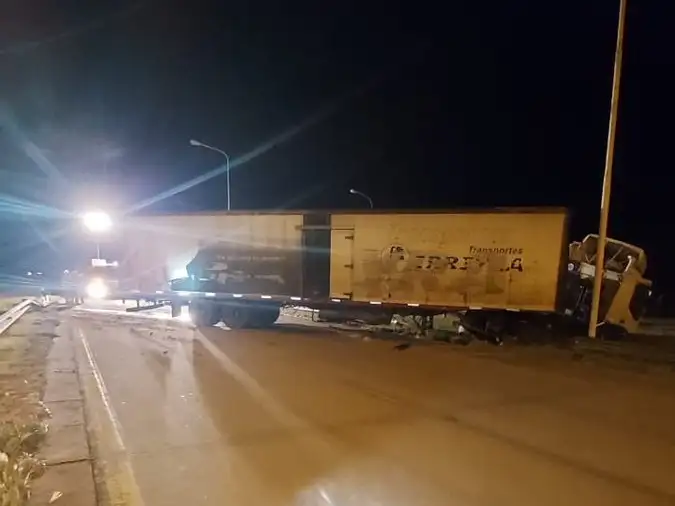 Un camión despistó y quedó atravesado en plena Ruta 14