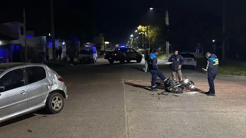 Un motociclista sufrió lesiones graves tras chocar con un auto en Bv. Montana