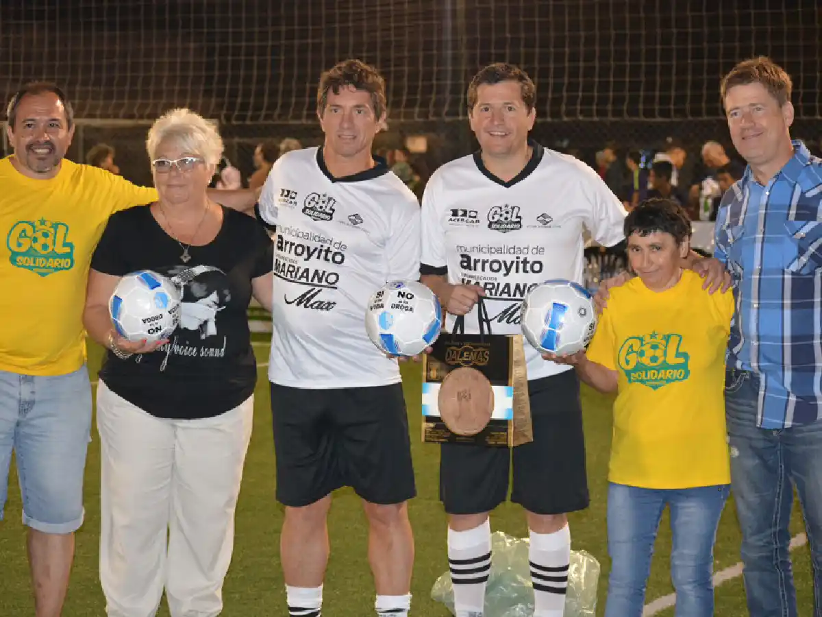 Arroyito convirtió su Gol Solidario  con grandes glorias del fútbol 