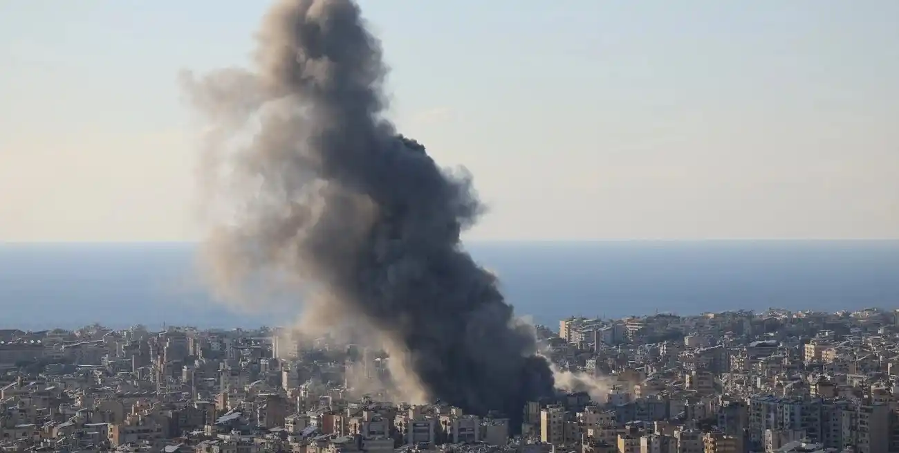 Humo en un suburbio de Beirut en el Líbano. Crédito: REUTERS/Mohamed Azakir