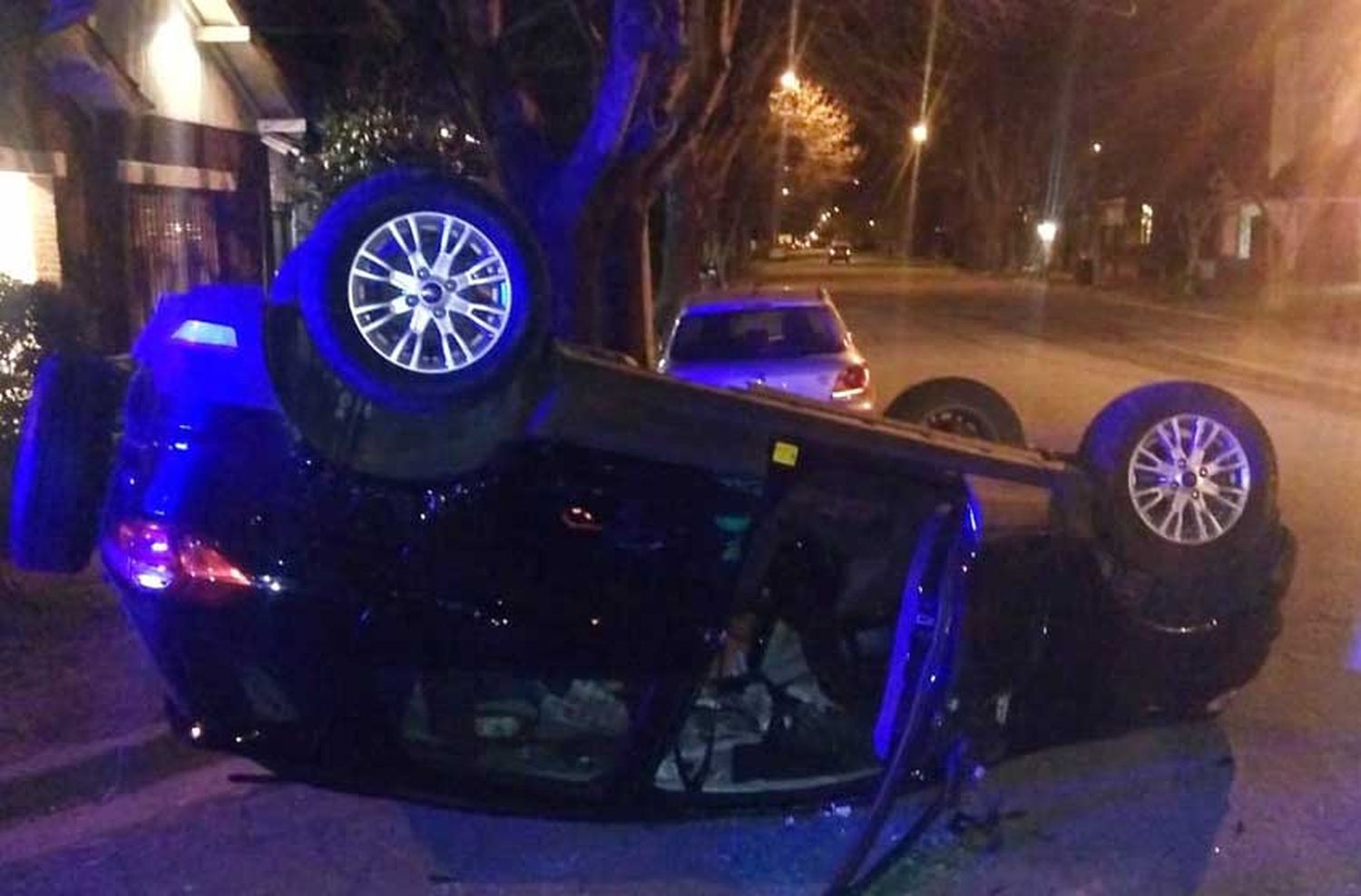 Una mujer hospitalizada tras chocar y volcar con su camioneta