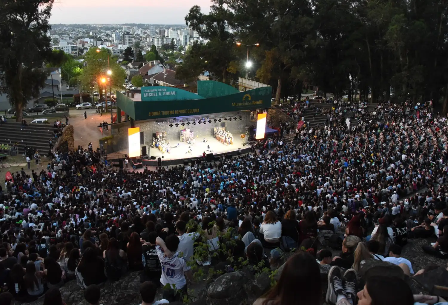 El Anfiteatro contó con la presencia de más de 6 mil espectadores.