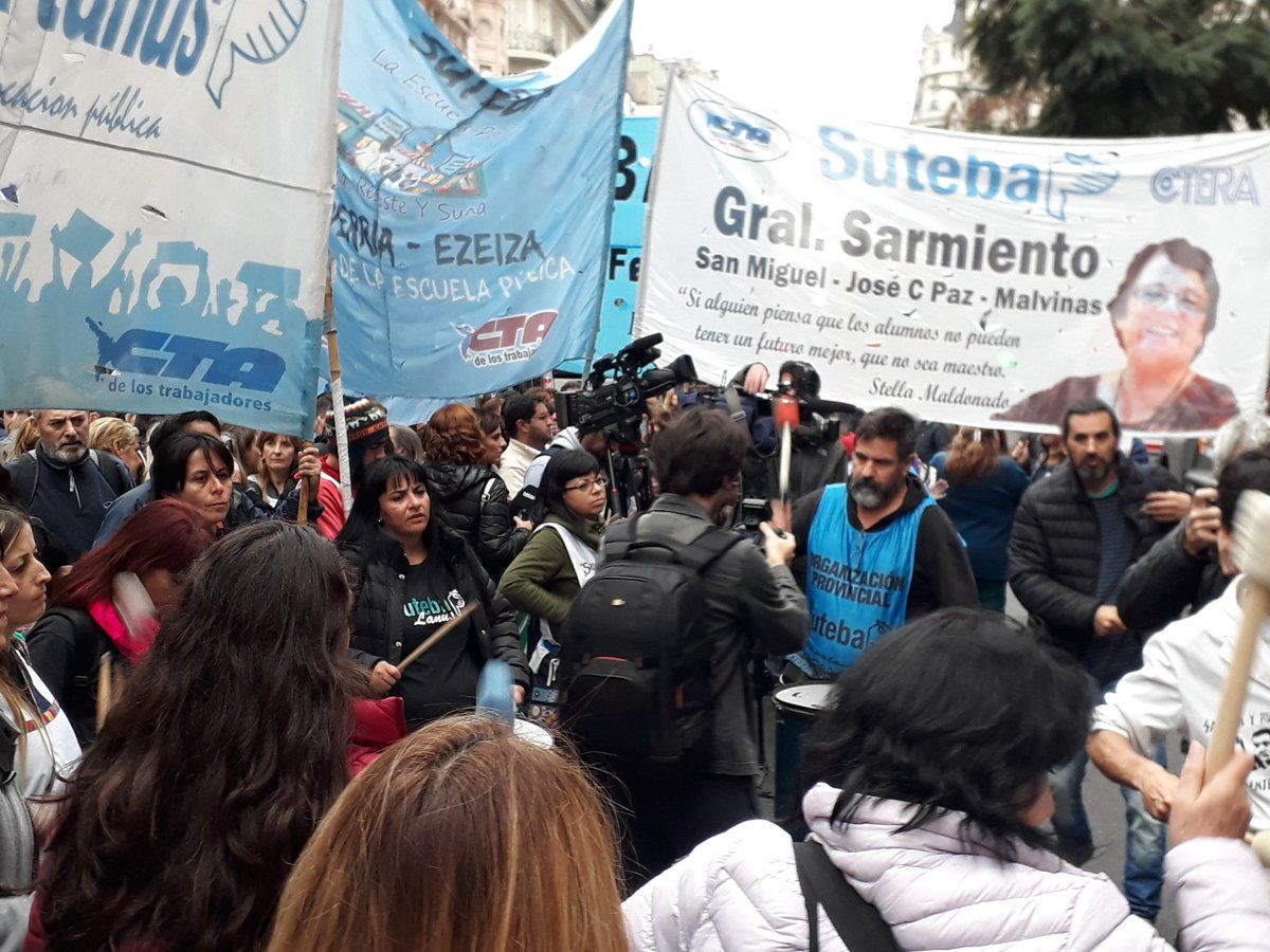 El Suteba protestó frente a la Casa de la Provincia por descuentos en salarios