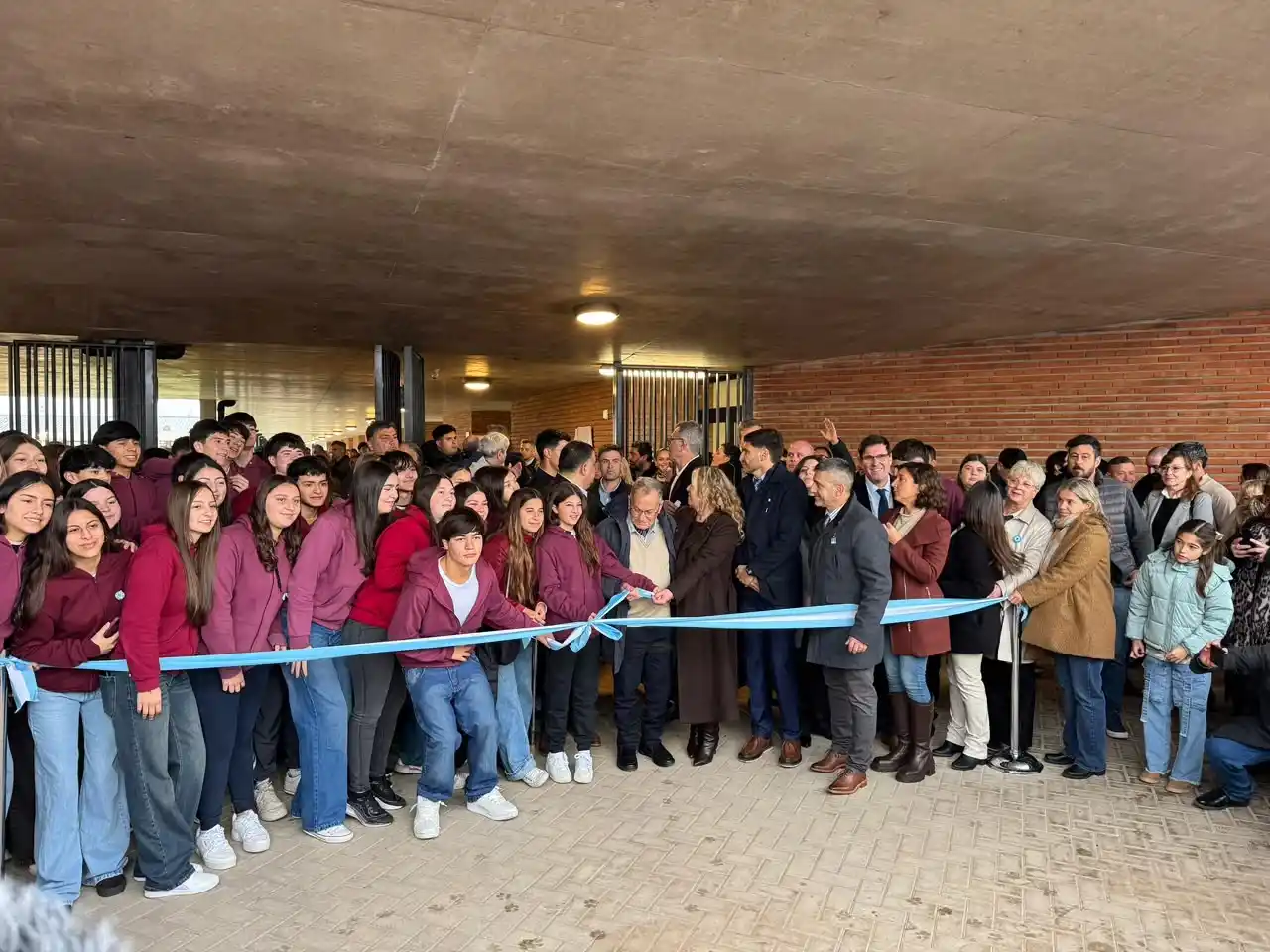 Inauguración de la escuela en Hughes.