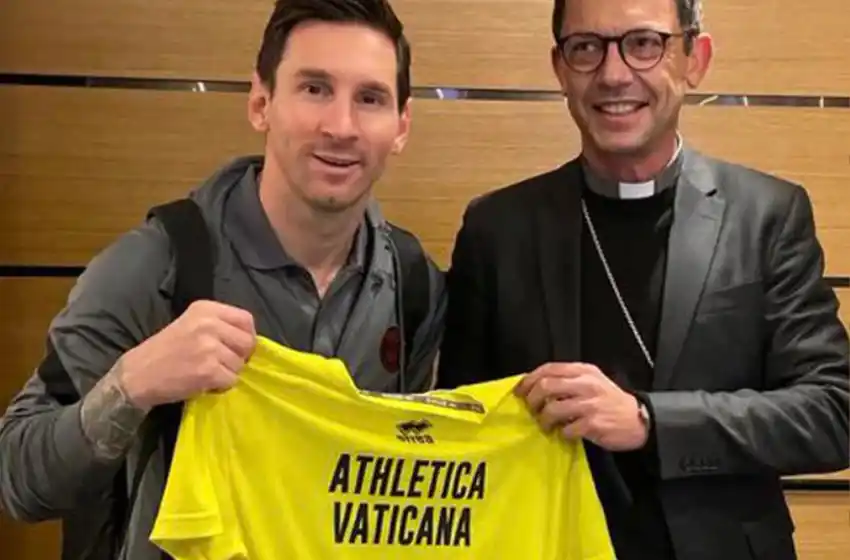 Messi recibió una camiseta firmada por el Papa Francisco
