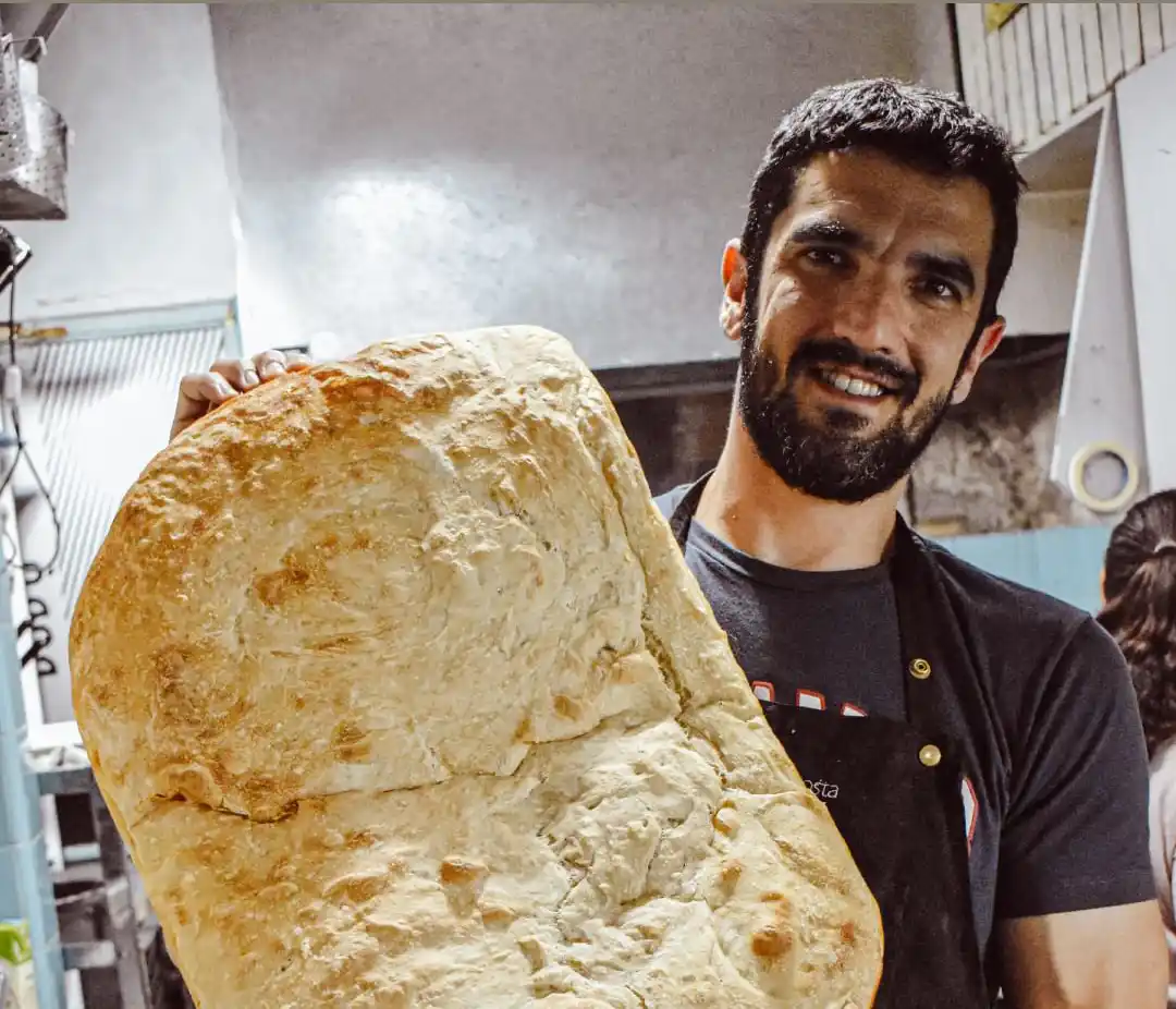 Gonzalo Fuentes Cerdá hace más de diez años estudió la carrera de chef y desde entonces comenzó a trabajar en diferentes proyectos personales que tenían como prioridad el consumo de alimentos regionales y la disminución de la huella de carbono.