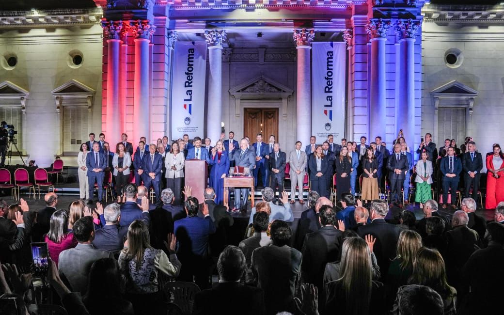 Ante una plaza colmada, se procedió a tomar juramento a las autoridades de los tres poderes del Estado, intendentes y presidentes comunales presentes, representantes de organizaciones de la sociedad civil, y vecinos en general. Foto: GSF