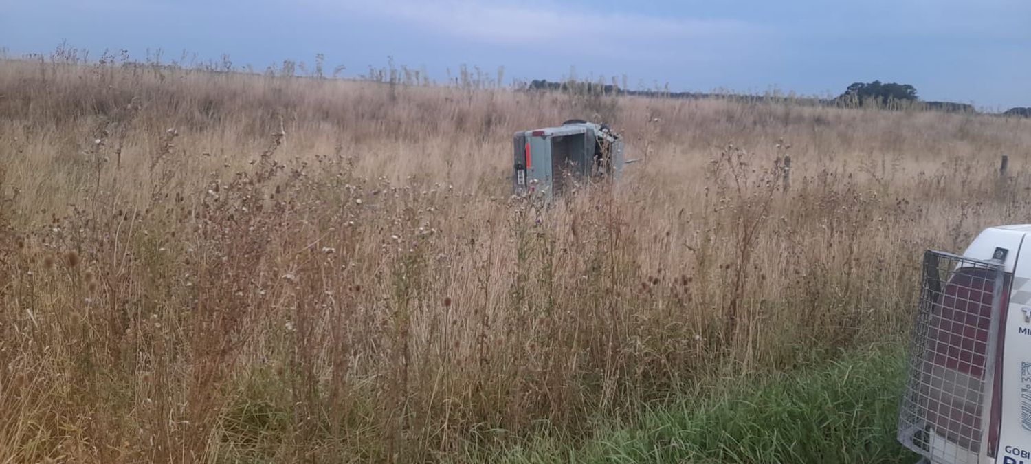 Camioneta volcada en el lugar de los hechos