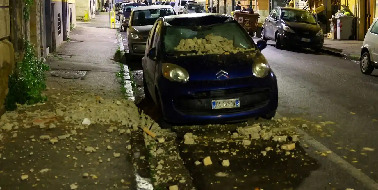 Un auto estacionado fue impactado por piedras en medio del temblor. Foto: Reuters.