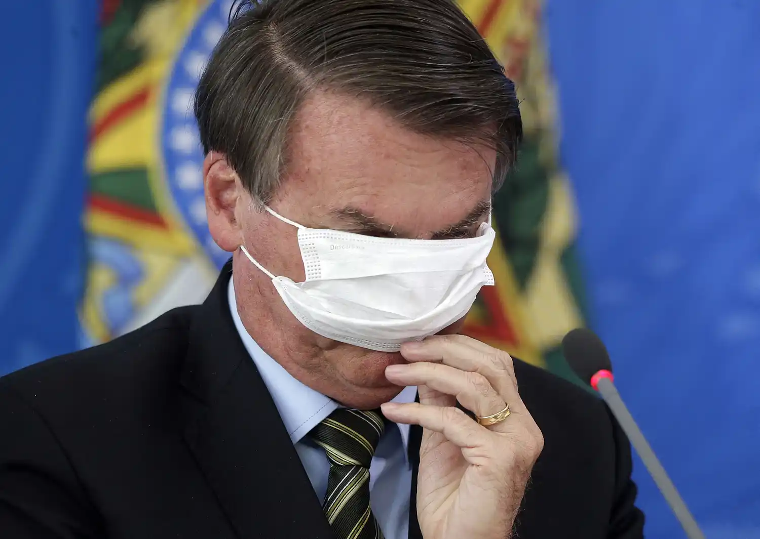 Infectado con coronavirus, Bolsonaro se quitó el barbijo ante la prensa