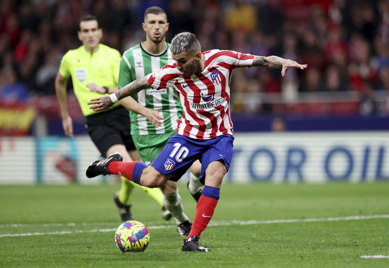 Correa saca el derechazo del gol. Atrás, Guido Rodríguez.