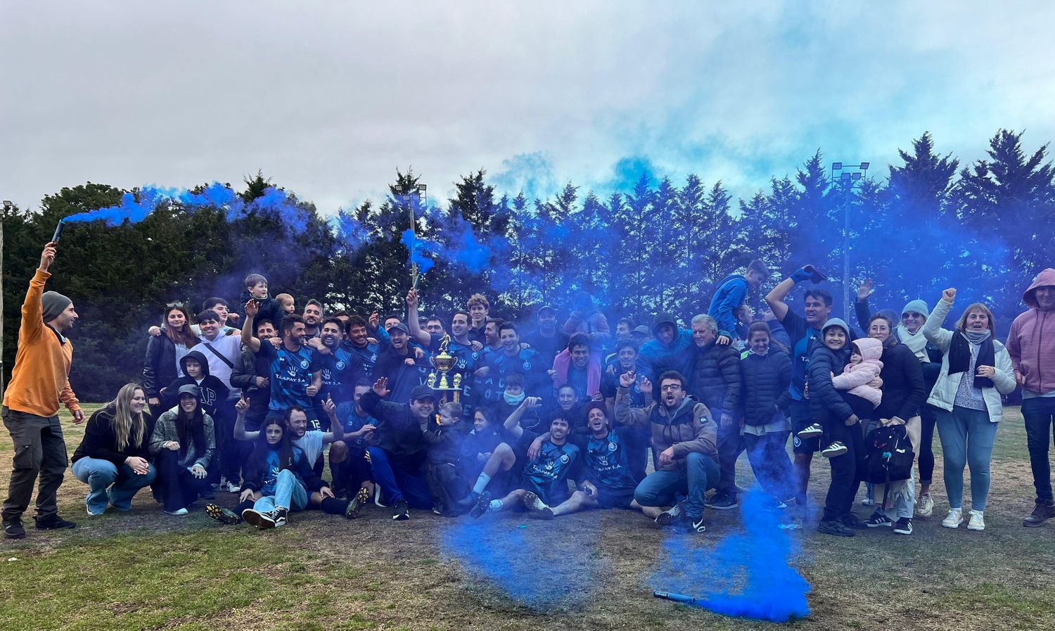 H.C. Bicampeón, festeja levantando el trofeo