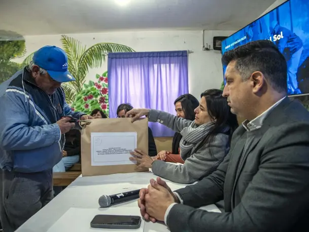 La Municipalidad dio a conocer las ofertas de inversión para la obra de cloacas en el barrio Hostal del Sol Este.