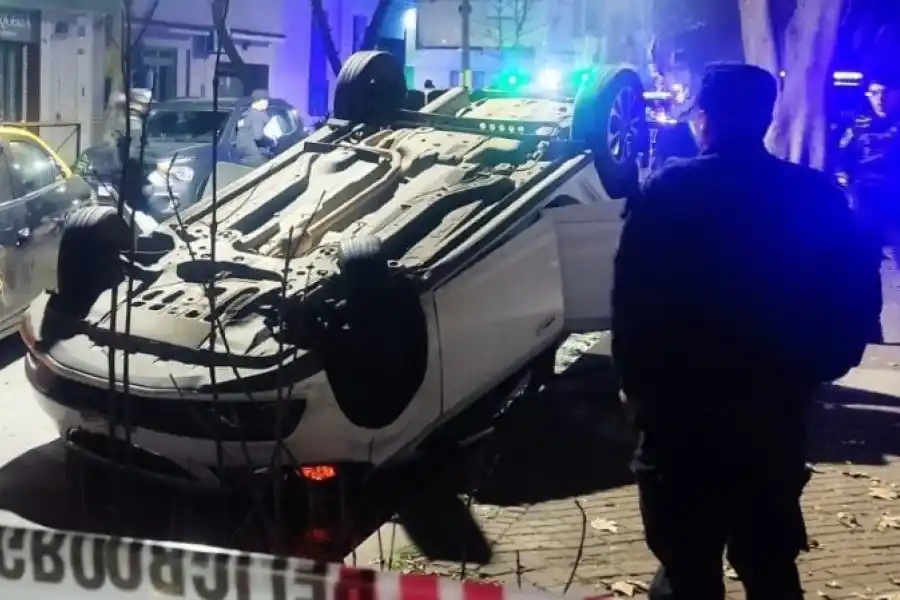 Asesinaron a un hombre mientras manejaba: el auto terminó volcando en la ciudad de Rosario