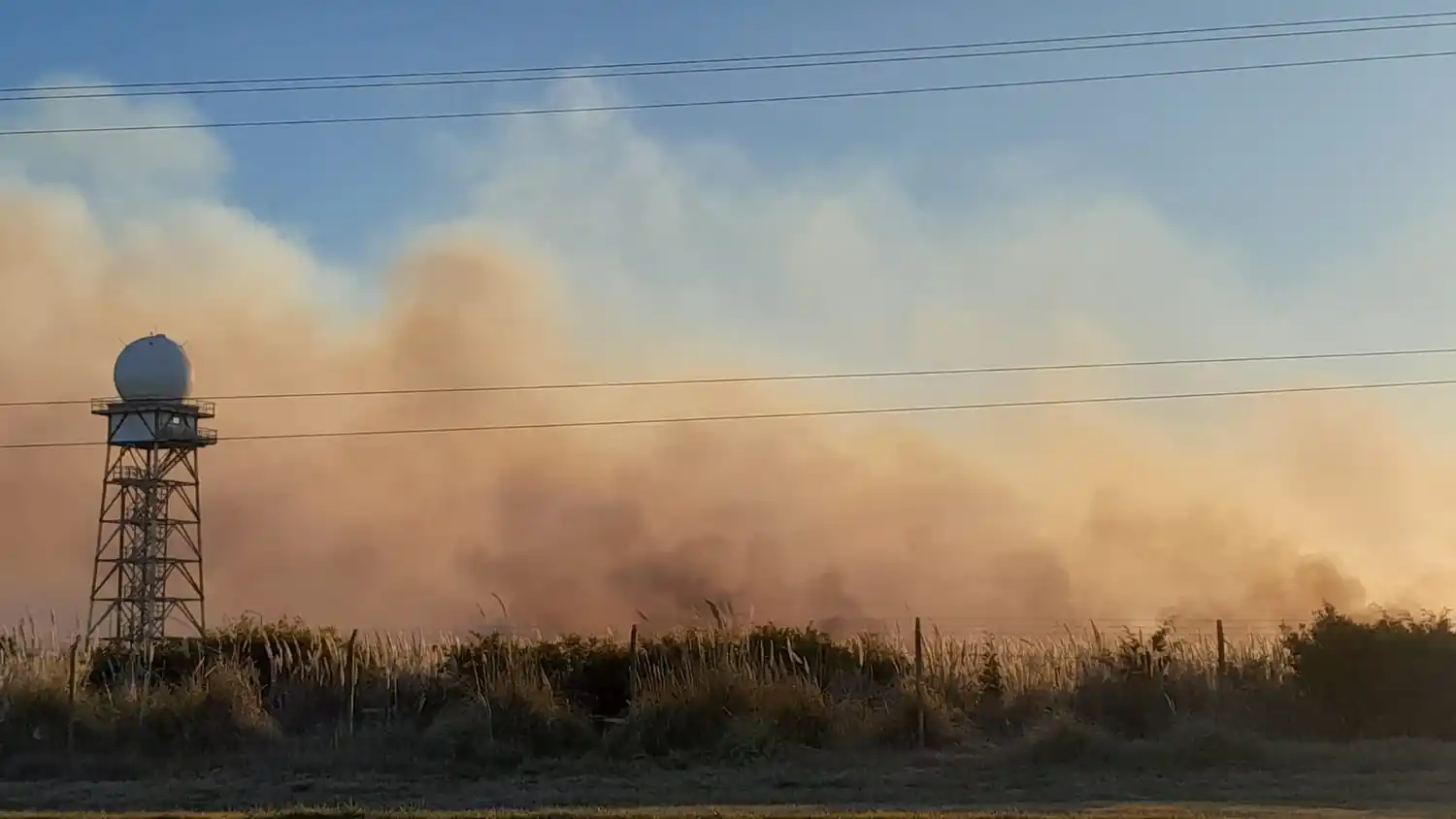 Se prenden fuego los pastizales de la  Estación Depuradora de Aguas Residuales (EDAR) de Obras Sanitarias.