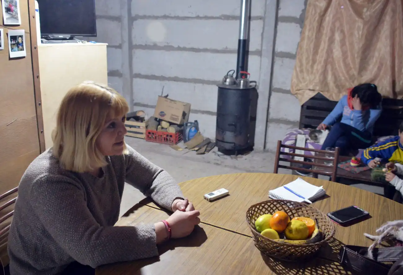 Una madre con tres nenes vive en una casa sin  baño, luz ni agua 