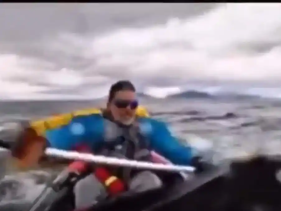 El video, grabado por el padre del joven, muestra el momento en que la ballena emerge inesperadamente y, en cuestión de segundos, arrastra al joven y su bote dentro de su boca antes de devolverlo al mar.