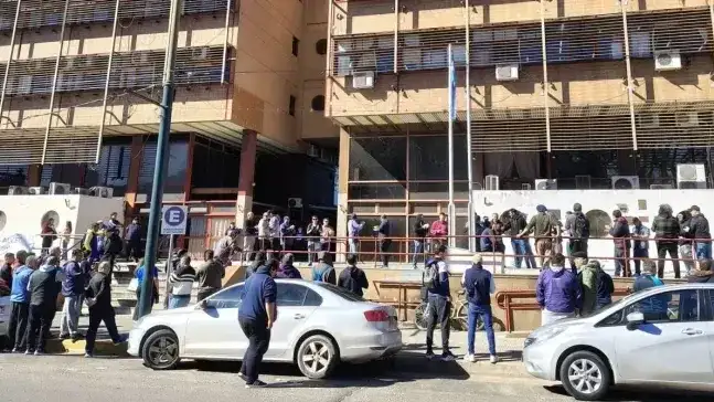 Trabajadores despedidos de Granja Tres Arroyos se encadenaron frente a la Justicia