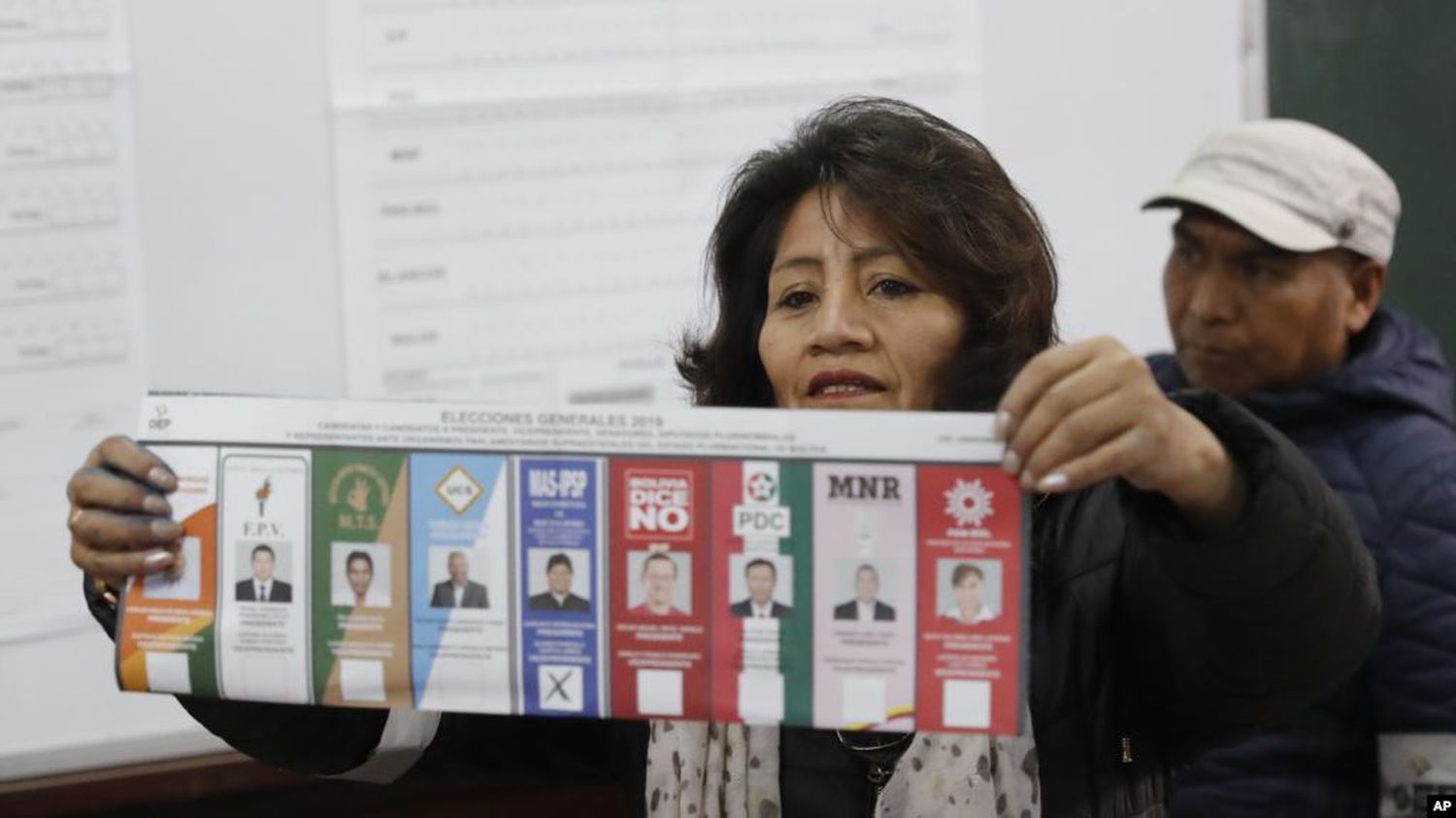 Bolivia polarizada: Morales lidera elecciones pero habría segunda vuelta con Mesa