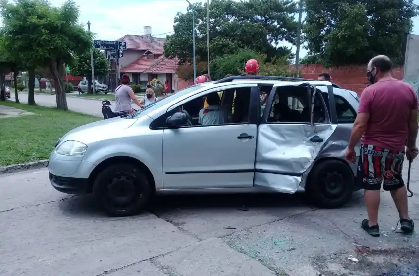 Dos mujeres quedaron atrapadas tras un triple choque