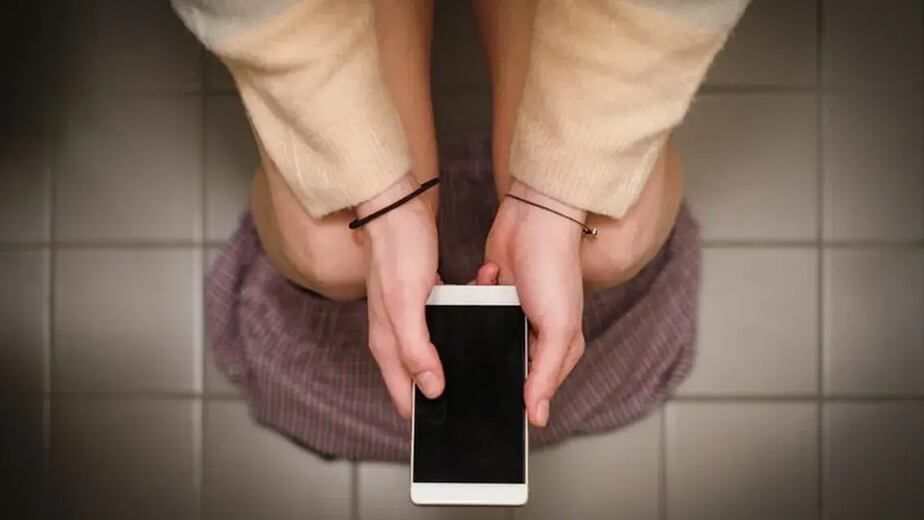 Un médico advierte sobre los riesgos de usar el teléfono en el baño.
