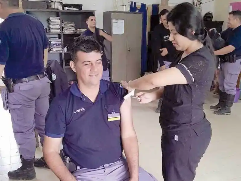 Centros de salud y hospitales llevan adelante 
la vacunación antigripal al personal policial