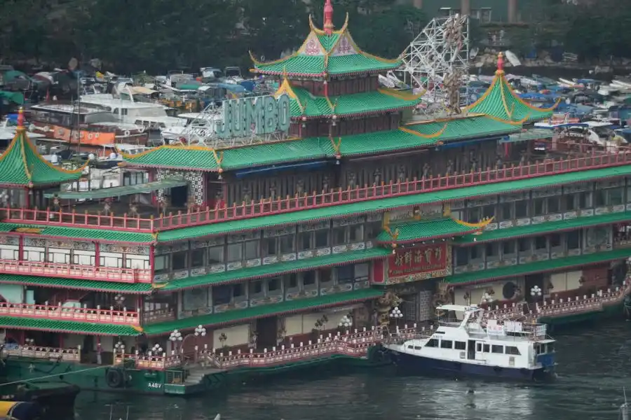 Un restaurante flotante en Hong Kong se hundió tras zarpar de la ciudad