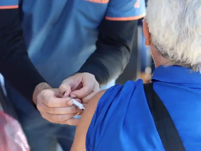La vacunación gratuita se brinda hasta agotar partidas en todos los centros de salud municipales. Foto: MVT