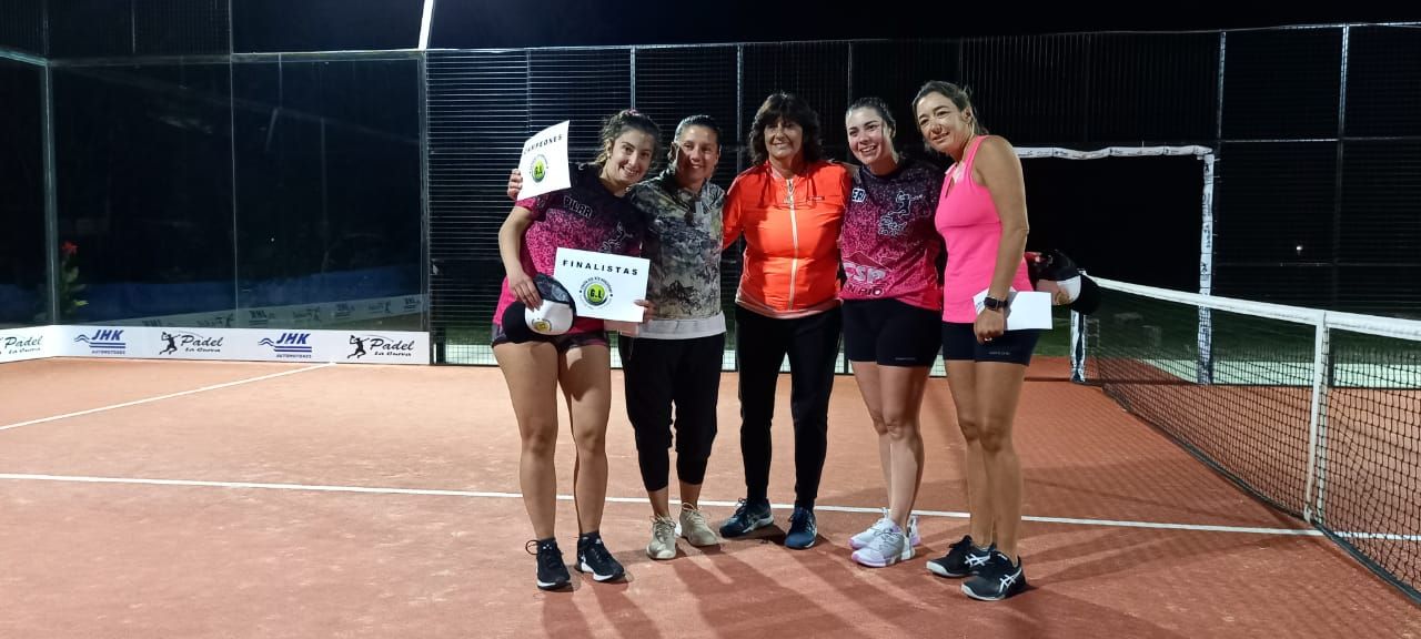 En el Complejo "La Curva" se desarrollaron atractivos partidos de Pádel por el clasificatorio. Buena labor de las damas en las diferentes categorías.