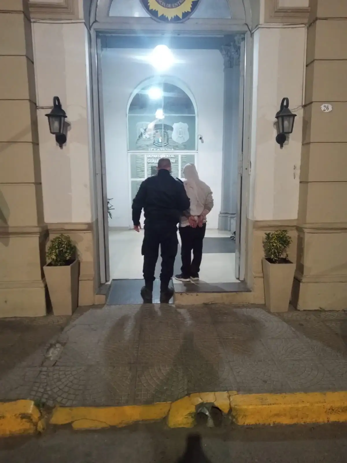 Revuelo en la madrugada: la policía intervino en un conflicto entre vecinos y se llevo detenido a un hombre