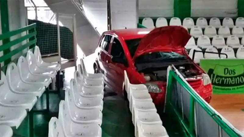 Esquivó un perro, hizo una mala maniobra y terminó dentro de una cancha