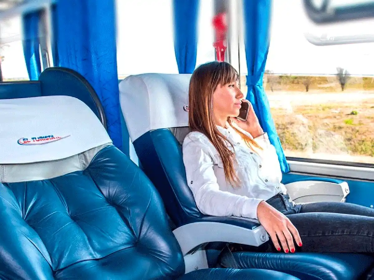 Crisis del transporte: el primer micro viajó apenas con el 30% de la capacidad permitida  